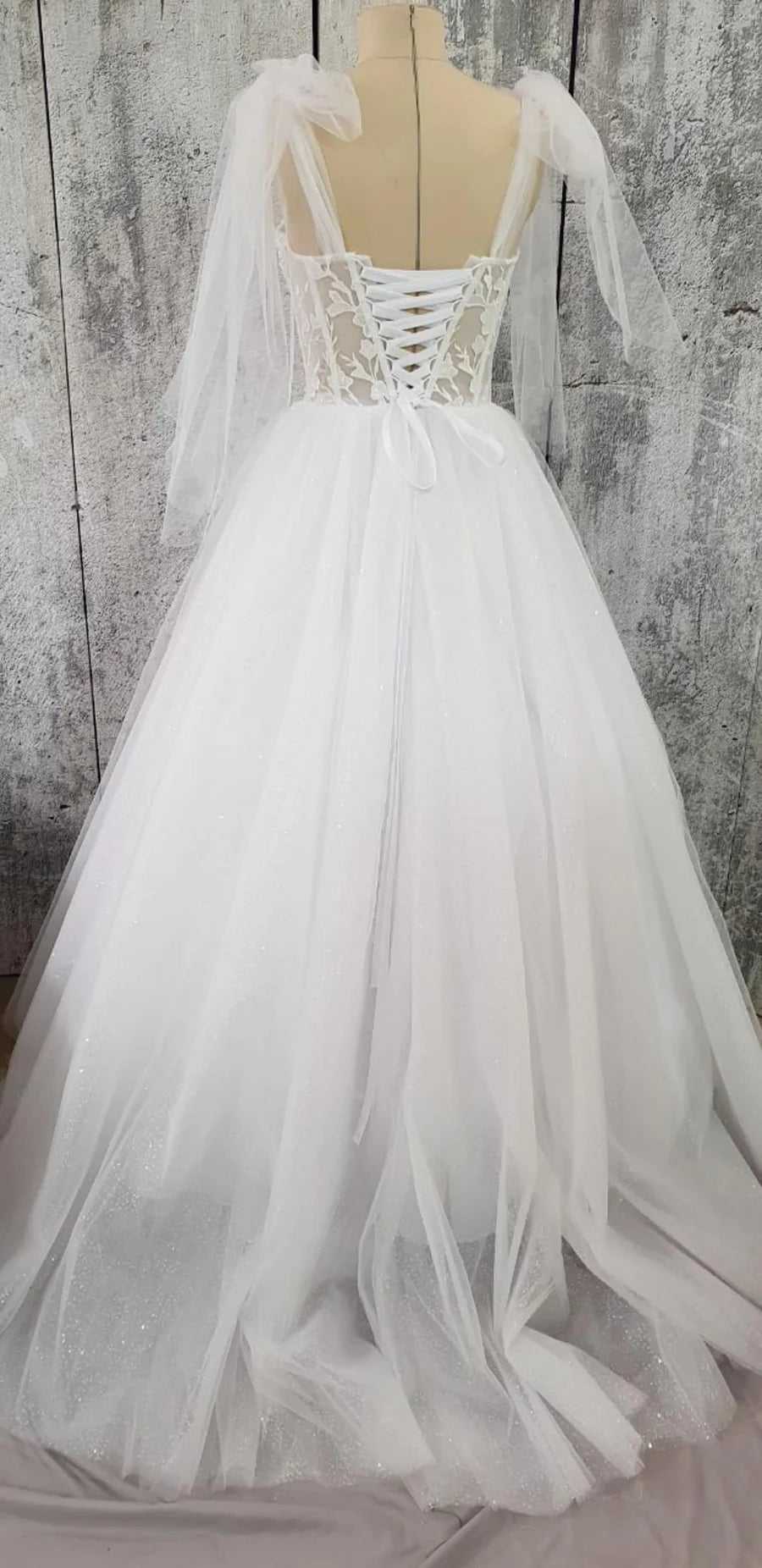 Vestido de novia largo de tul con escote en forma de A y cordones